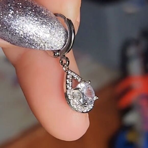 ✨🆕✨ Elegant Chic Silver Plated White Simulated Sapphire Drop Earrings 🌸 ✨ - Picture 7 of 9